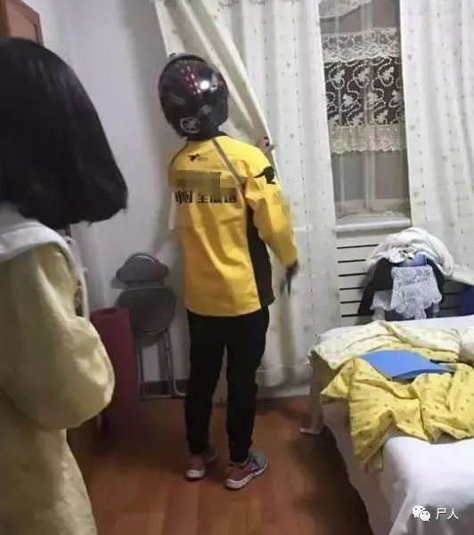 外卖小哥被威胁不带给差评 (外卖小哥被拉进来不唱歌给差评)