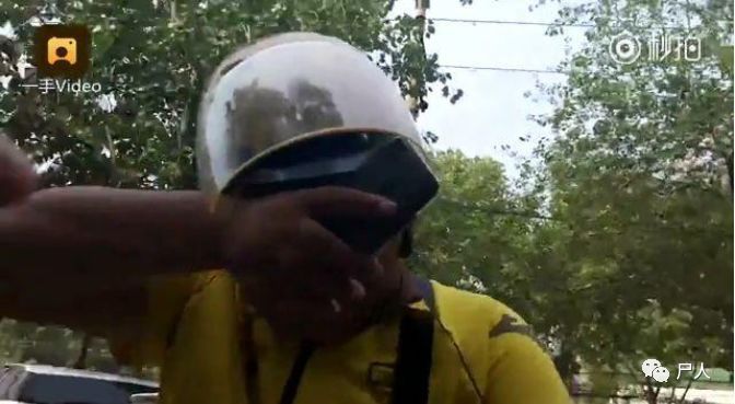 外卖小哥被威胁不带给差评 (外卖小哥被拉进来不唱歌给差评)