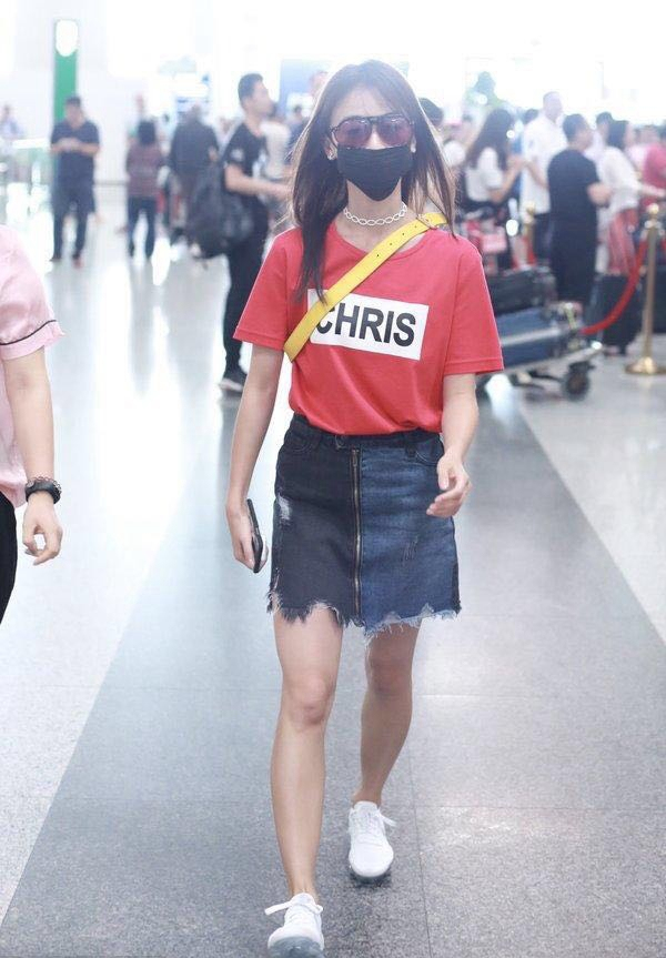 吴谨言穿黑色西装裙出席活动美图,吴谨言机场穿衣搭配