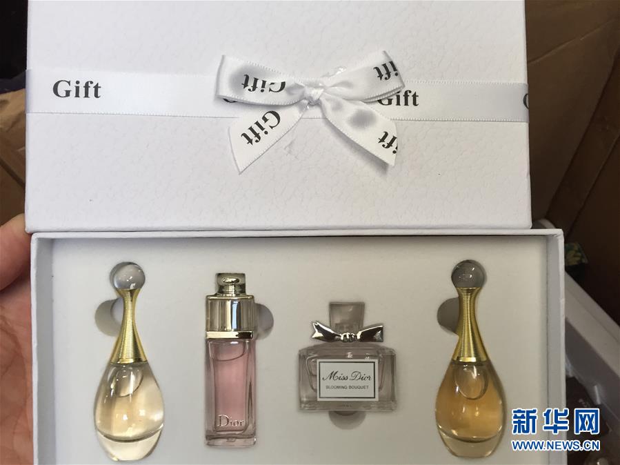 法治聚焦:1元假香水“海外镀金”回邮最高卖200多元——揭秘微商化妆品“黑色代购”产业链