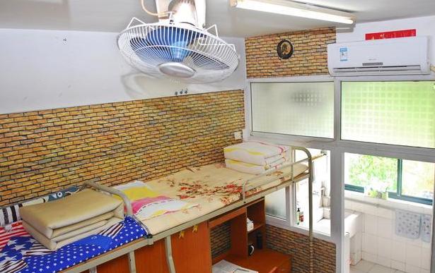 大学，你被宿舍的什么熏怕过，袜臭，烟味还算清淡，这个味真霸气