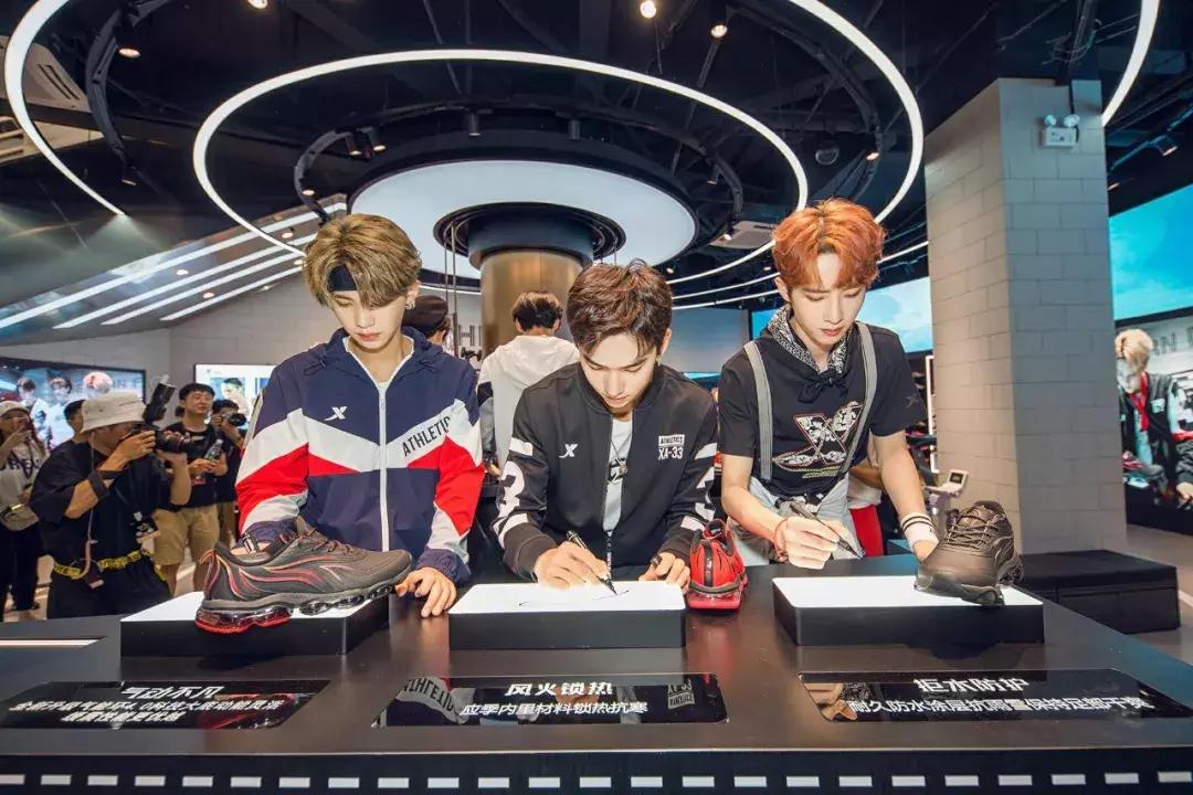 乐华七子久违的合体,乐华七子西装