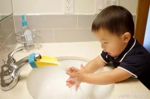 宝宝吃手应该制止吗,儿童喜欢舔玩具怎么纠正