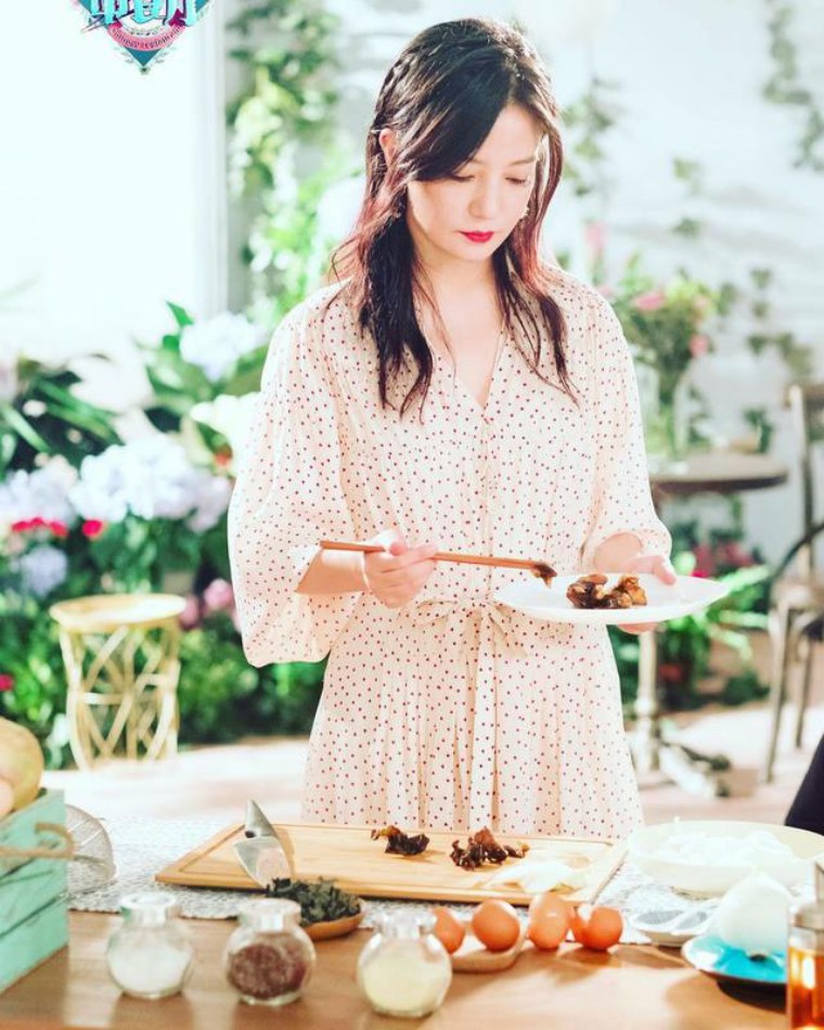 赵薇中餐厅编发视频,赵薇中餐厅编发