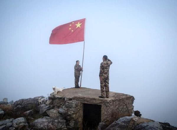 月工资仅三百，夫妻守卫黄海荒岛32年，每天升*旗国**风雨无阻