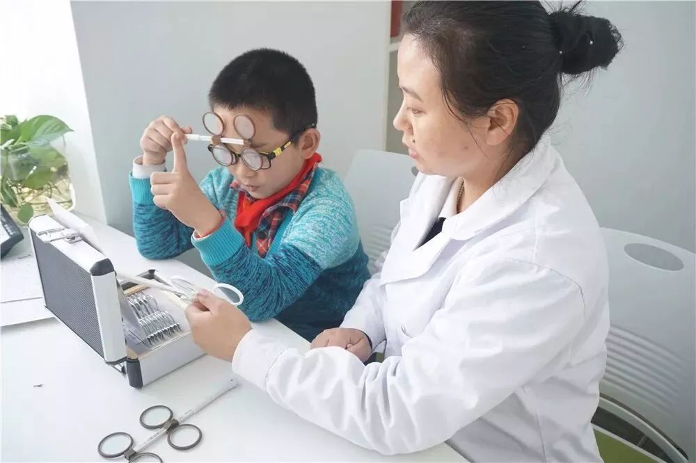 眼科教授谈青少年近视的原因,专家谈眼睛近视危害