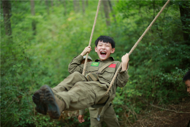 小孩经常玩手机应怎样去教育,孩子玩手机家长该如何正确教育