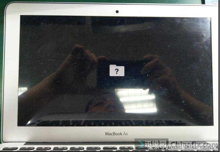 同行邮寄苹果笔记本，开机出现“带问号的文件夹”，大神一根线救活