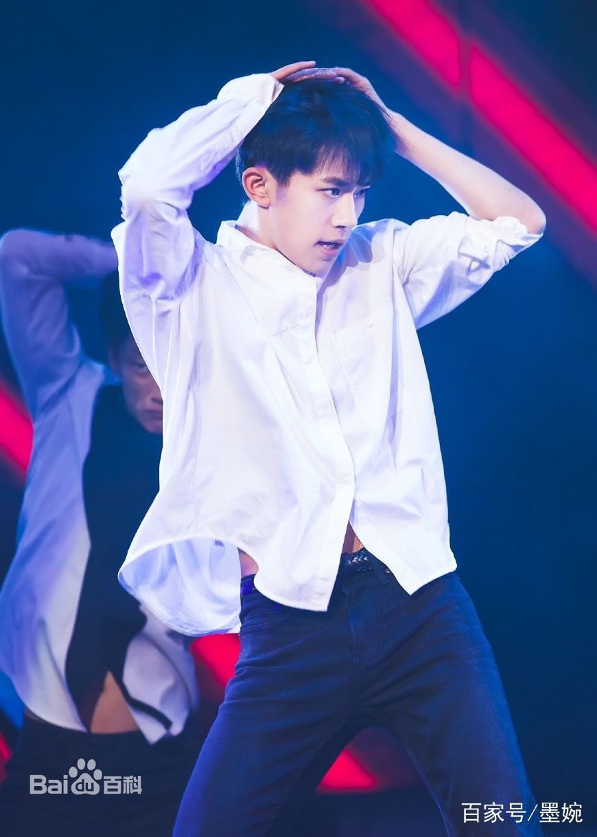 易烊千玺热舞神场面,易烊千玺唱歌跳舞完整版