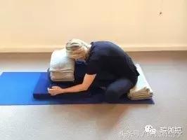 姨妈期间可以做的瑜伽动作,姨妈期间瑜伽每天必练8个动作