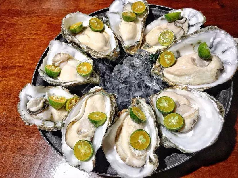 生蚝配什么一起最好吃,情侣吃什么美食比较好