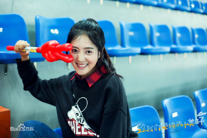 王梓薇非要把短裤扯破，连安全裤都露出来了，腿上的毛太尴尬了