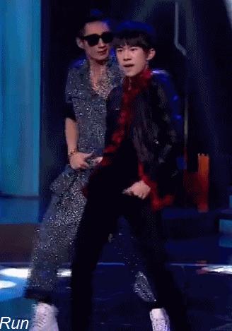 易烊千玺节目被选手diss,易烊千玺和蔡徐坤同框