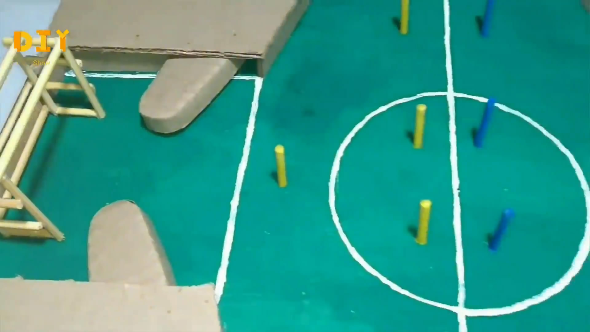 用一个废旧纸箱怎么做踢足球游戏,如何用纸盒制作桌面足球游戏