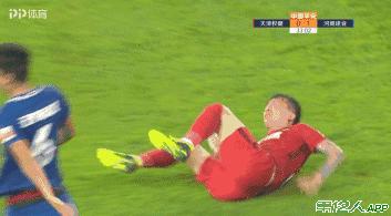 丢人!“白斩鸡”不思悔改,居然铁拳挥向对手,摔跟头自食苦果