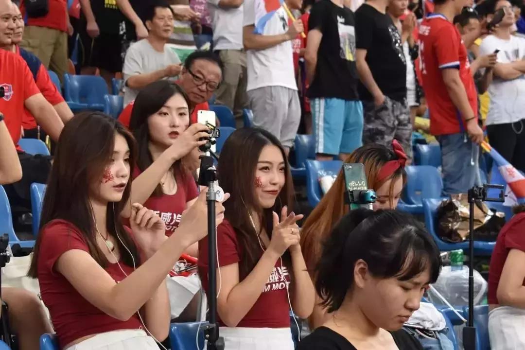 小克鲁伊夫全部视频,小克鲁伊夫赛前发布会