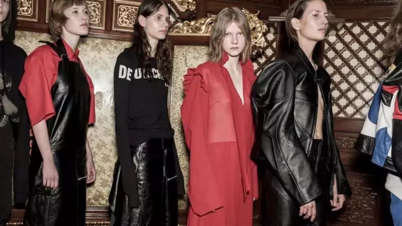 排队买“爆款”的年轻人，和他们的迷茫与不安