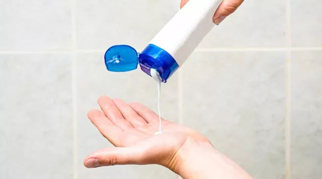 冷水洗头会引起脑血栓吗,冷水洗头会导致偏头痛吗