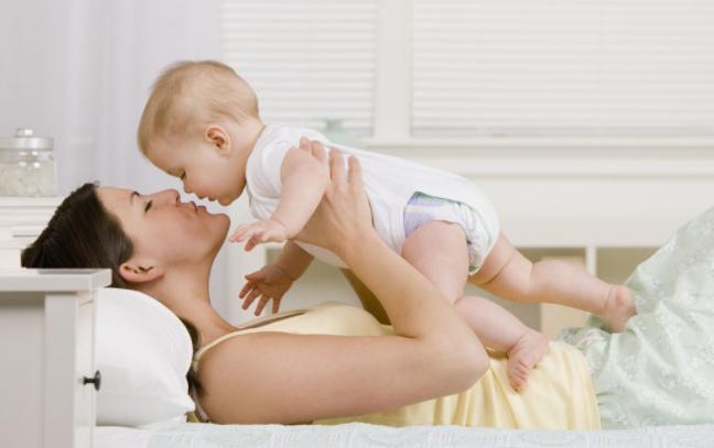 婴儿被100度烫伤怎么办,宝宝如果烫伤引起发烧该怎么办