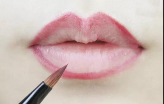 口红怎么涂好看三款超美唇妆画法,半唇妆口红怎么涂
