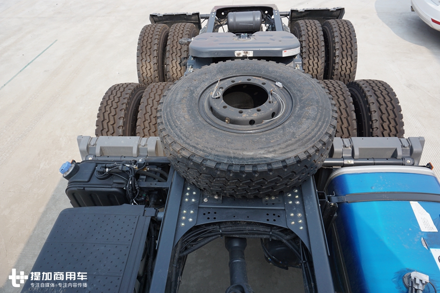 据说拉风叶大件都没有问题，这是国产重载卡车市场的又一悍将？