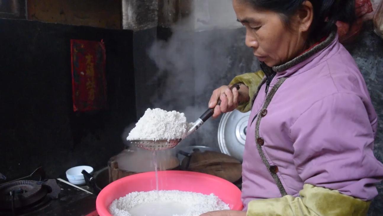 教你怎么在家制作糯米酒,农村阿姨教你做糯米酒