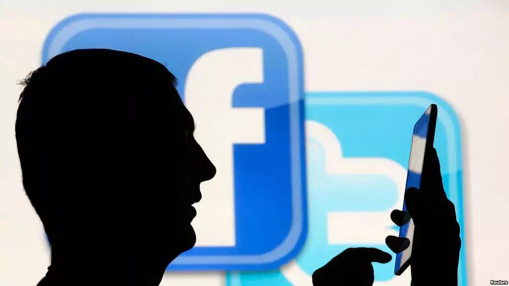 驴受惊一脚踢烂百万豪车,驴被狗咬受惊踢坏豪车