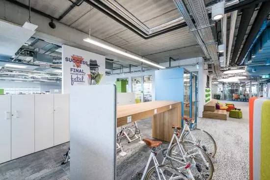 极简办公空间设计风格,会玩是个高水平的工作