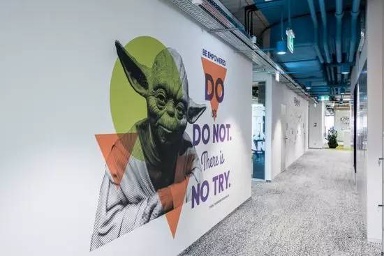 极简办公空间设计风格,会玩是个高水平的工作