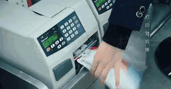 行李都是怎么带上飞机的,飞机上的行李是怎么上去的