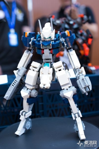 齐聚百名玩家的乐高作品展看高手们拼出一个未来世界