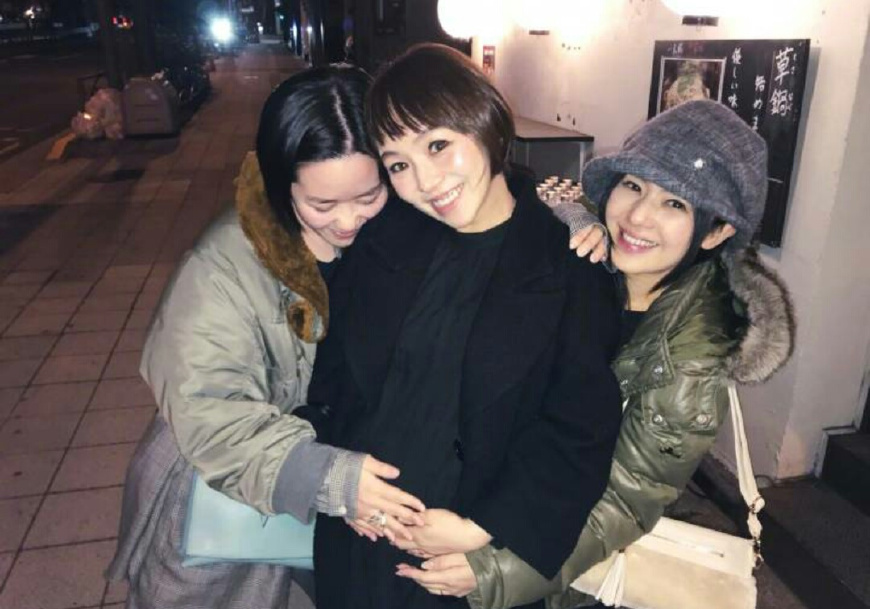 苍井空晒好友婴儿照,眼神柔和充满亮点,却因一细节遭到网友调侃