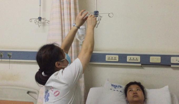 女子骑电动车夹在货车中间,女子骑着电动车被货车穿过马路