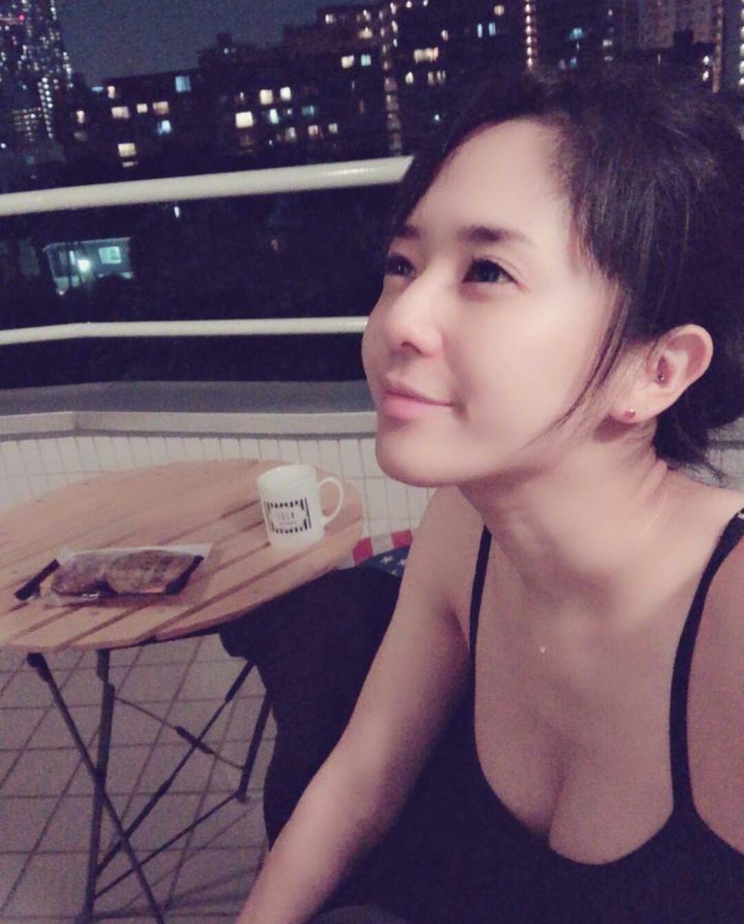 苍井空晒好友婴儿照，眼神柔和充满亮点，却因一细节遭到网友调侃