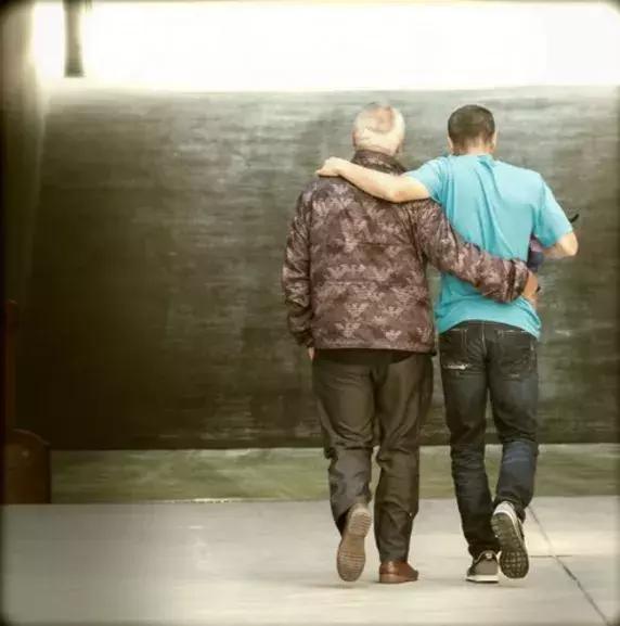 不知道什么时候父亲开始自责,不知道什么时候父母成我软肋