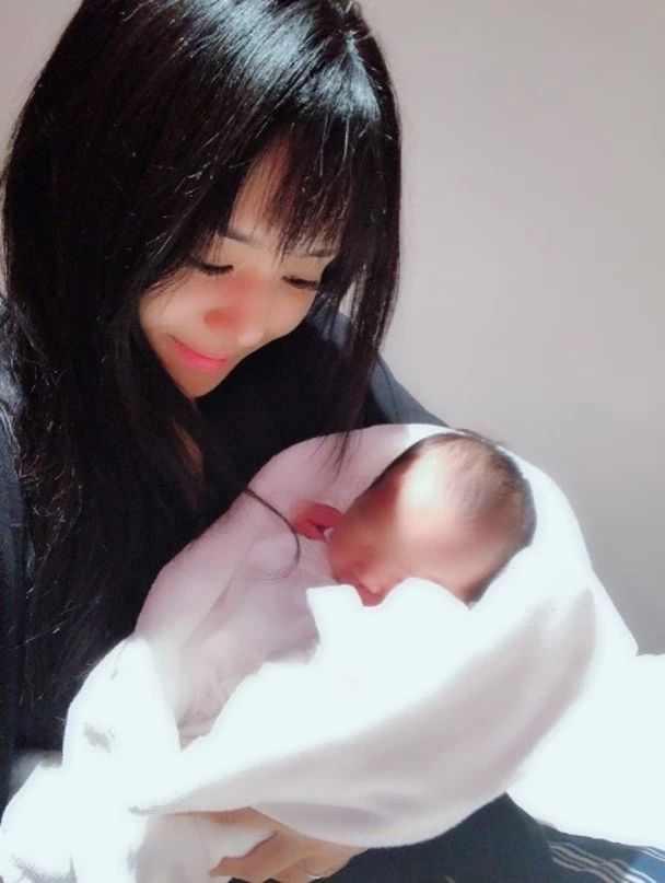 35岁苍井空求子心切，因职业导致卵子质量差，墙挂送子画求好运