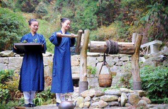 俗话说宁可男大一轮不可女大一成,农村老话男凹女凸不寡就孤