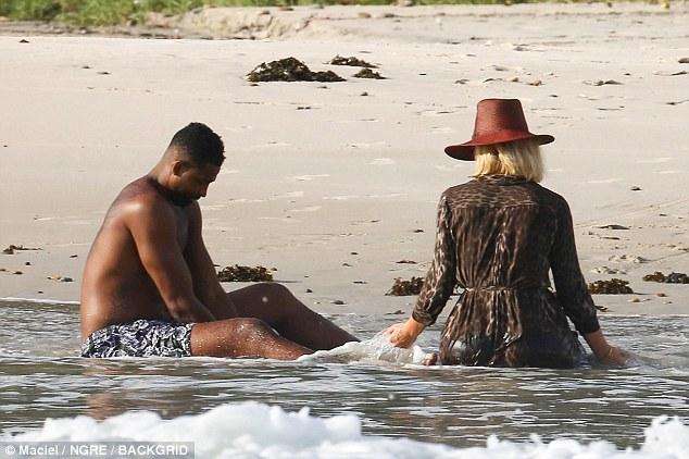 科勒卡戴珊汤普森一起健身,科勒卡戴珊与汤普森亲吻