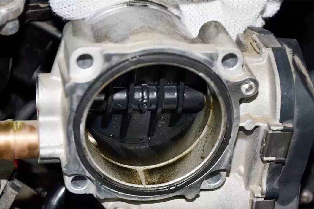 清洗节气门喷油嘴后油耗反而高了,节气门清洗后油耗高怎么办