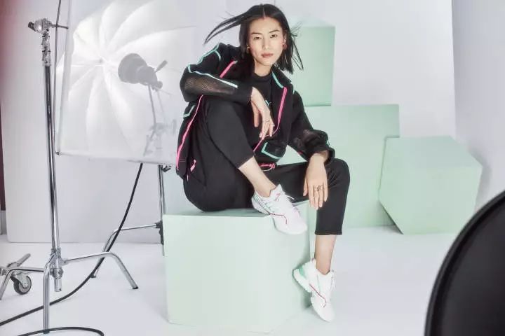 雎晓雯和国外模特拍广告,超模雎晓雯穿搭