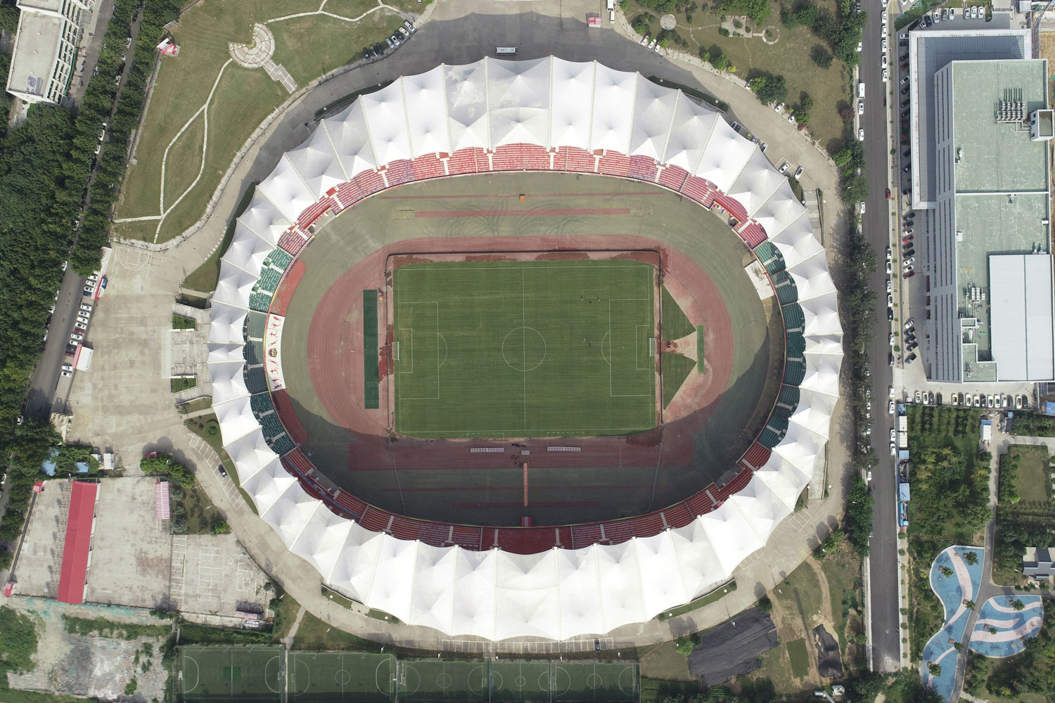 河南建业是不是换了草皮,河南建业草皮铺设