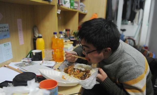 大学宿舍遇到奇葩室友怎么办,大学最怕的三件事