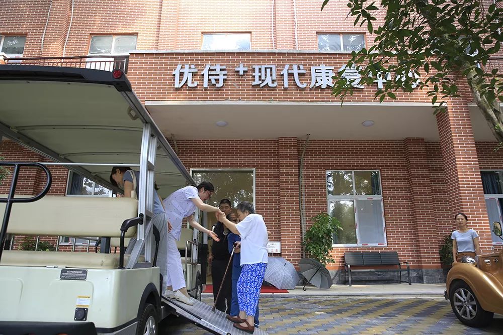 智能卫生护理机器人,自动化清洁厕所的机器人