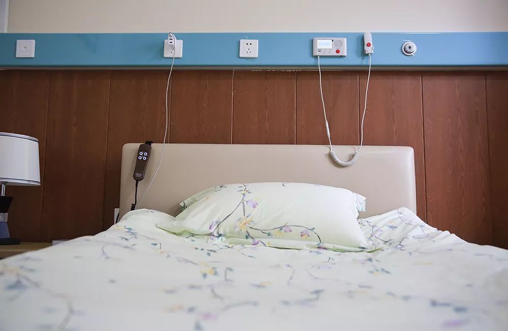 智能卫生护理机器人,自动化清洁厕所的机器人