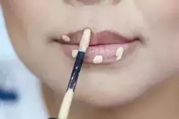 怎样涂口红不掉色方法简单,涂口红的100个小技巧