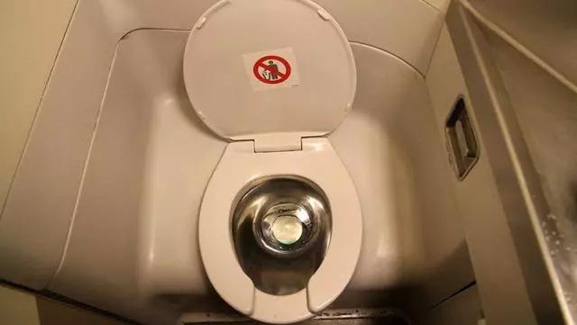 飞机上的排泄物都排去哪儿了啊,飞机上的排泄物到底去哪里了