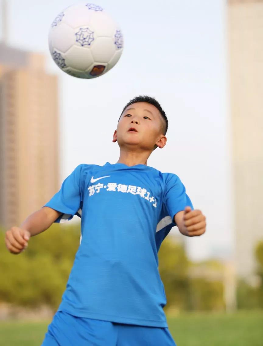 足球少年绿茵场上挥汗追梦,驰骋绿茵球场圆中国足球梦