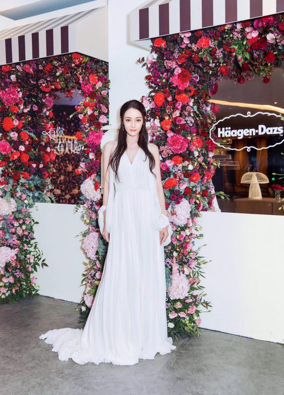 甜美迪丽热巴现身哈根达斯,迪丽热巴出席哈根达斯