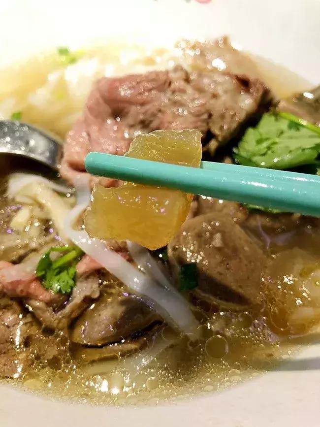 蔡澜开店：2.5小时排队换不来一生难忘的牛肉粉