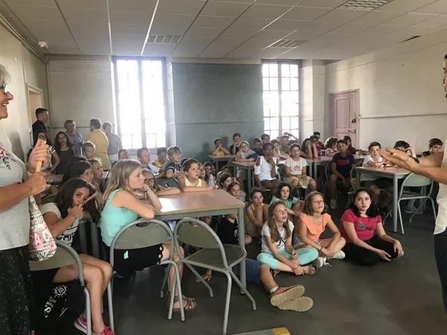 红遍整个欧坦市的草小西区学子，了解一下